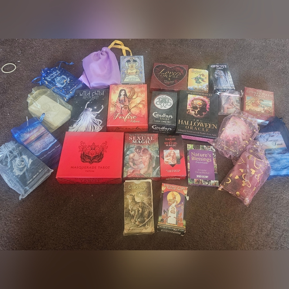 Box of Tarot/Oracle Divination Cards